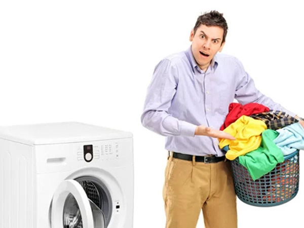 Có nên giặt quần áo bằng tay trước khi cho vào máy giặt không?
