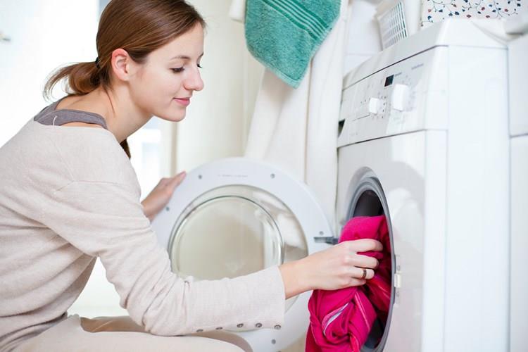 Không cần giặt quần áo trước khi cho vào máy giặt